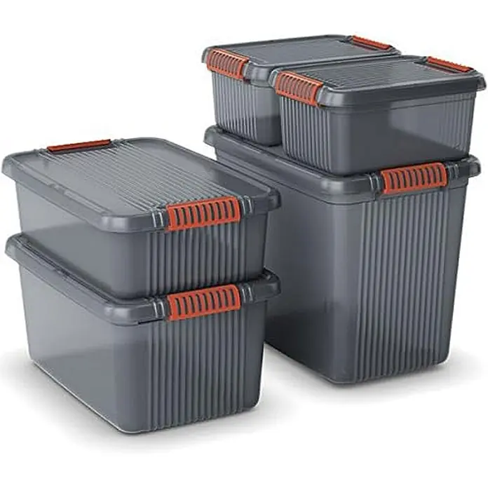 Proregal Aufbewahrungsbox MANATEE mit Deckel - L x B x H: 39 x 59 x 45 cm, Kunststoff, Grau/Orange - Set dunkelgrauer Kunststoff-Aufbewahrungsboxen mit gerippten Seiten und orangefarbenen Verschlüssen für stapelbare Organisation.