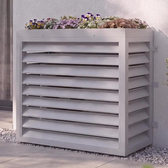Mendler Verkleidung für Klimaanlage/Wärmetauscher HWC-O43-5 - grau-weiß -  - Hellesgraues Lamellen-Außengerätverkleidung mit integriertem Blumenkasten, an einer strukturierten Wand im Freien installiert.