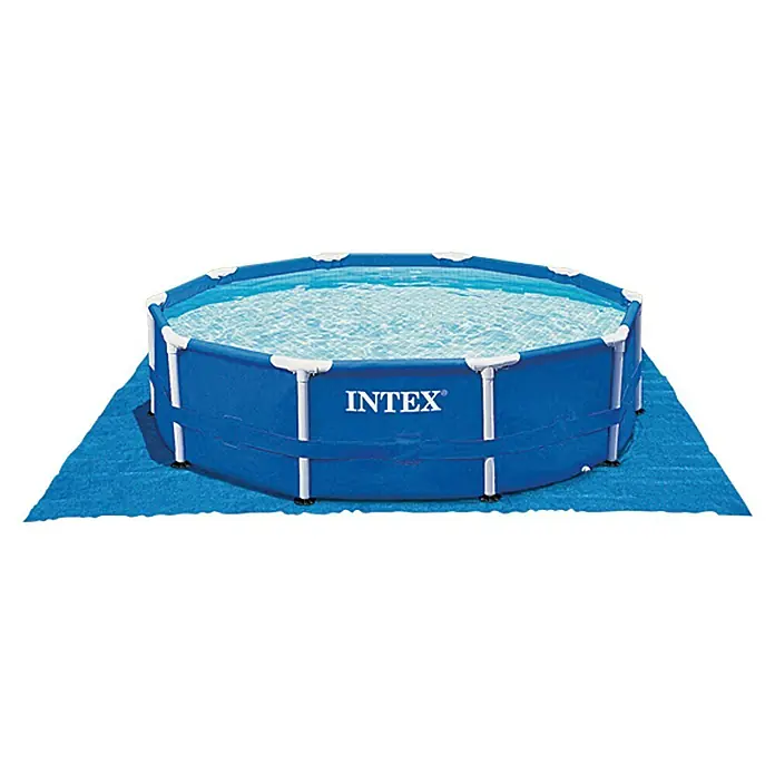 Intex Bodenschutzplane - 472 x 472 cm, Kunststoff - Ein blaues Intex-Aufstellpool mit weißem Rahmen, gefüllt mit Wasser, steht auf einer blauen Unterlage im Freien.