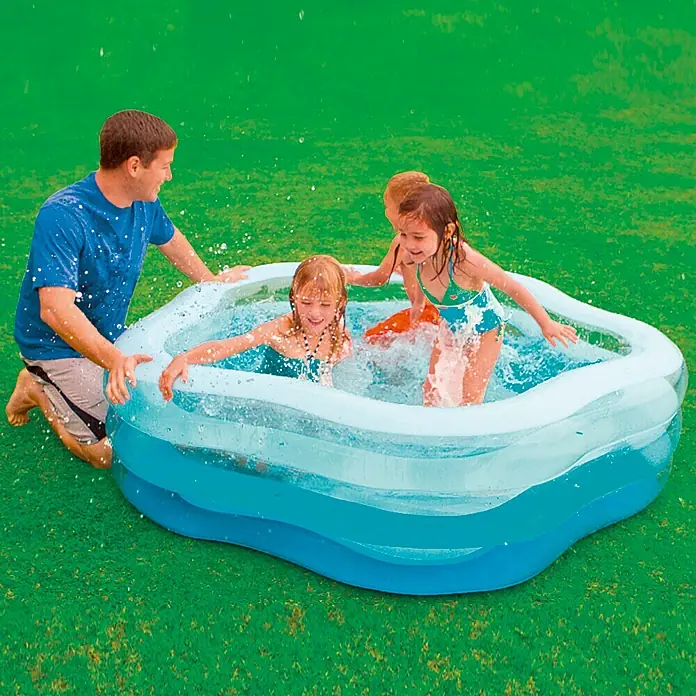 Intex Piscina hinchable Summer Color - 185 x 180 x 53 cm, Capacidad volumétrica: 466 l, Azul/Transparente - Una piscina de gradiente azul donde un hombre y tres niños están chapoteando y jugando en un día soleado.