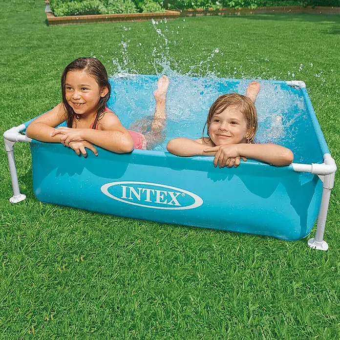 Intex Piscina Frame Pool Mini - L x An x Al: 122 x 122 x 30 cm, Azul, 342 l - Dos niños relajándose en una piscina azul Intex en el césped, chapoteando y divirtiéndose. Ideal para los días calurosos de verano.