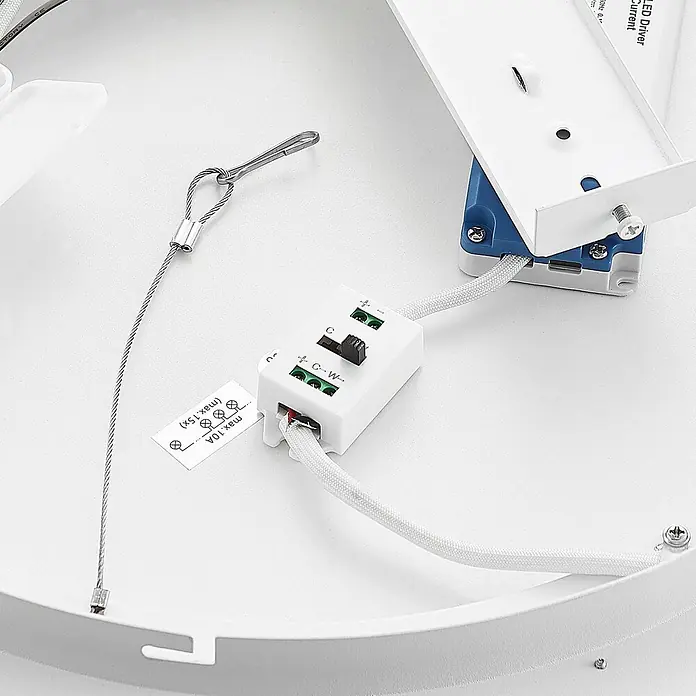 Arcchio LED Deckenlampe in schwarz, weiß, Deckenleuchte rund -  - Nahaufnahme eines weißen LED-Treibers mit geflochtenen Kabeln, grünen Klemmen und einem Metallsicherheitskabel in einer Leuchte.