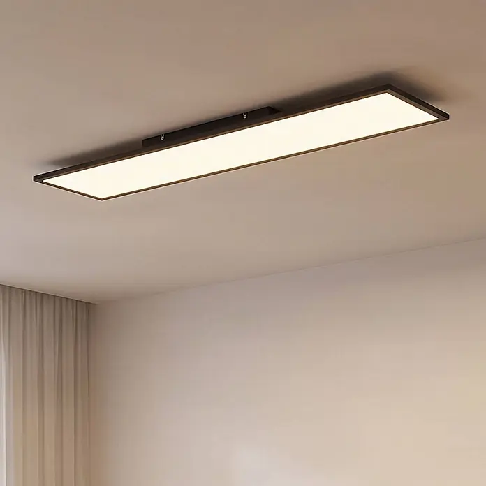 Lindby LED Deckenleuchte flach in schwarz, weiß, dimmbar Panel -  - Lange schwarze rechteckige Deckenleuchte mit beleuchteter weißer Platte an einer hellen Decke.
