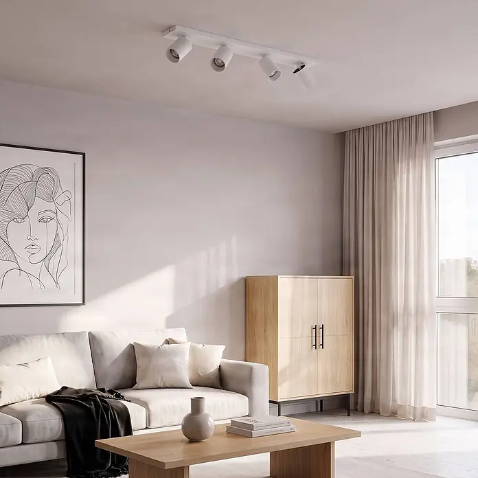 Arcchio Deckenlampe in weiß, Deckenstrahler -  - Weiße Deckenleuchte mit vier verstellbaren Strahlern an der Decke, die ein modernes Wohnzimmer beleuchtet.