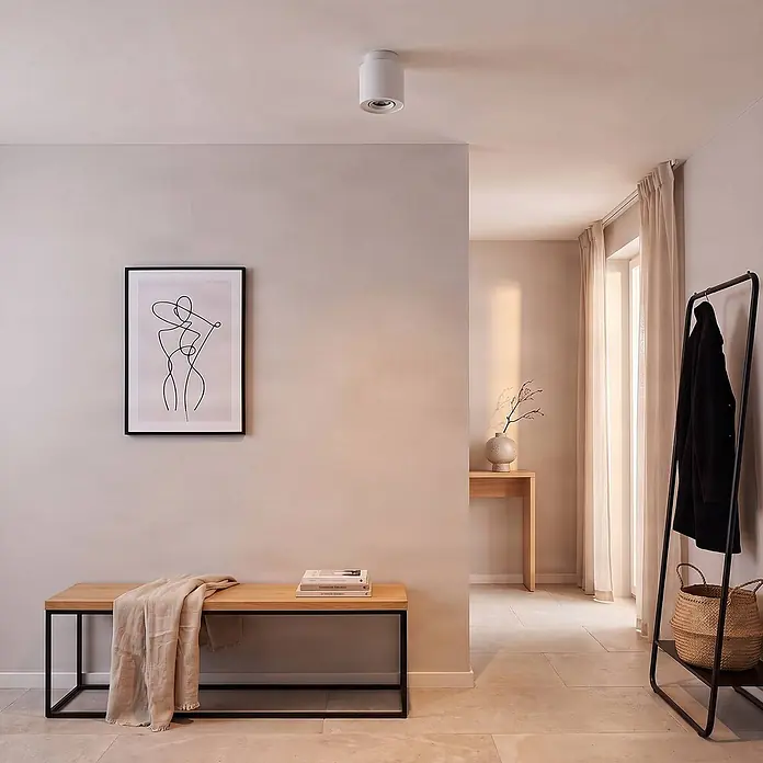 Arcchio Deckenlampe in weiß, Deckenstrahler -  - Weißer zylindrischer Deckenstrahler beleuchtet einen modernen Flur. Das kompakte Design fügt sich nahtlos in die Decke ein.