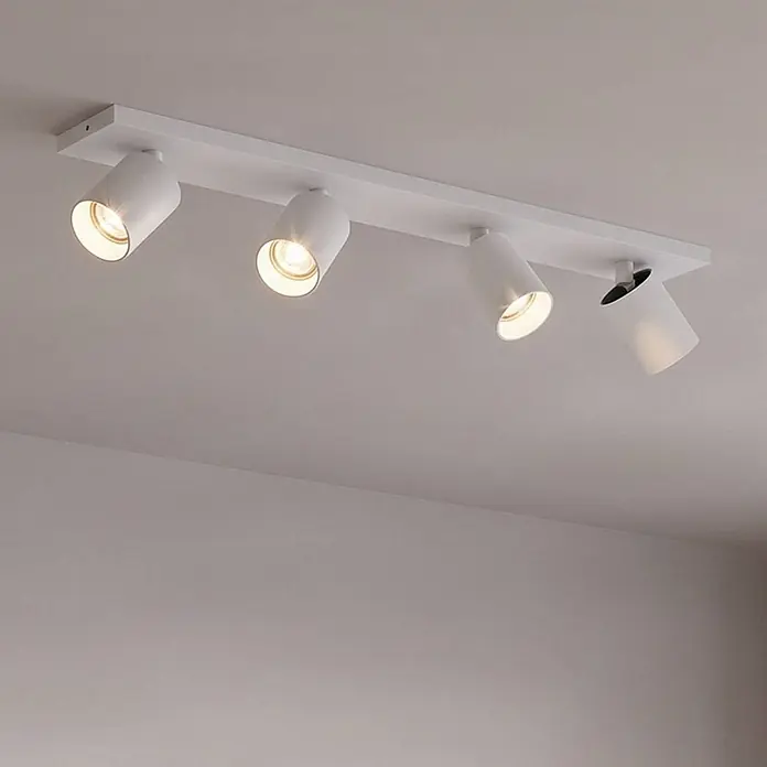 Arcchio Deckenlampe in weiß, Deckenstrahler -  - Weiße 4-Flammen-Deckenschiene mit Spots, zwei davon leuchtend, an der Decke montiert.