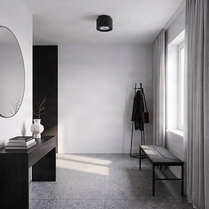 Arcchio Deckenlampe in schwarz, Deckenstrahler -  - Schwarzer zylindrischer Deckenstrahler beleuchtet einen modernen Flur.