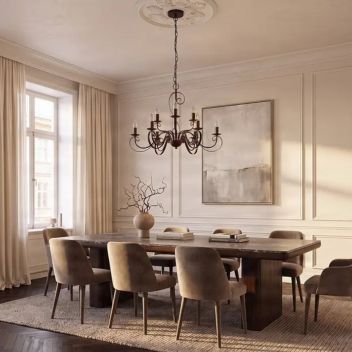 Lindby Kronleuchter in rost, Hängelampe Chandelier -  - Ein dunkelbrauner, kunstvoller schmiedeeiserner Kronleuchter mit acht Kerzenlichtern hängt über einem Esstisch in einem klassischen Esszimmer.