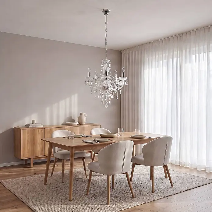 Lindby Kronleuchter in transparent, chrom, Hängelampe Chandelier -  - Esszimmer mit Kristallleuchter über Holztisch und Stühlen, daneben ein passendes Sideboard.