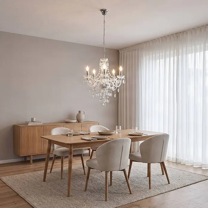 Lindby Kronleuchter in transparent, chrom, Hängelampe Chandelier -  - Ein Kristallkronleuchter beleuchtet ein modernes Esszimmer mit Holztisch und Polsterstühlen.