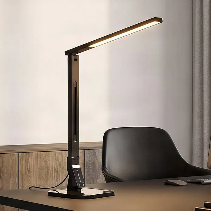 Lindby LED Schreibtischlampe in schwarz, dimmbar Tischlampe -  - Schwarze moderne LED-Schreibtischlampe mit verstellbarem Arm und Bedienelementen, die einen Schreibtisch beleuchtet.