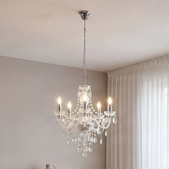Lindby Kronleuchter in transparent, chrom, Hängelampe Chandelier -  - Eleganter Kristall-Kronleuchter mit fünf beleuchteten Kerzenlampen und Chrom-Details, hängt von der Decke.