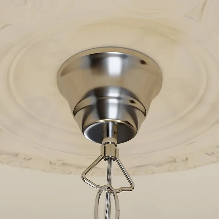 Lindby Kronleuchter in transparent, chrom, Hängelampe Chandelier -  - Glänzende Metall-Deckenhaube an einer dekorativen weißen Deckenrosette, die eine Leuchte mit Kette aufhängt.