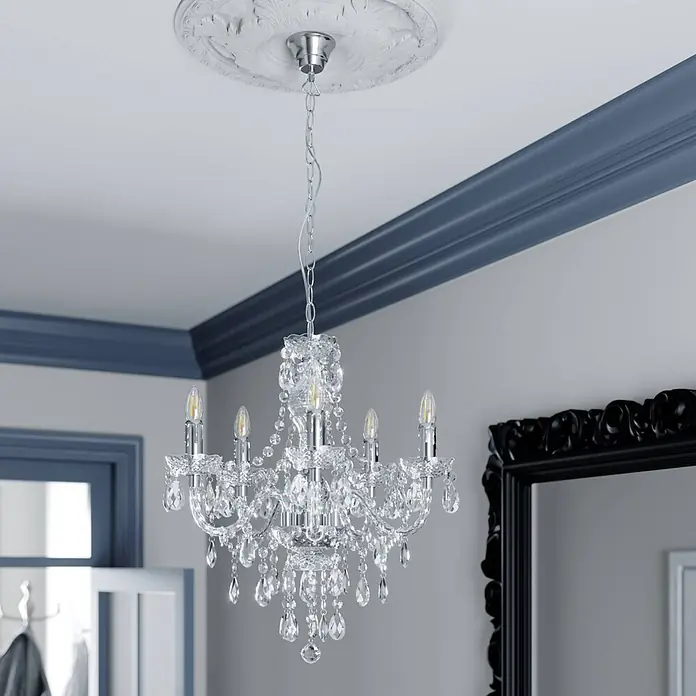 Lindby Kronleuchter in transparent, chrom, Hängelampe Chandelier -  - Kristallkronleuchter mit silbernen Metallakzenten und fünf kerzenförmigen LED-Lampen, von einer Decke hängend.