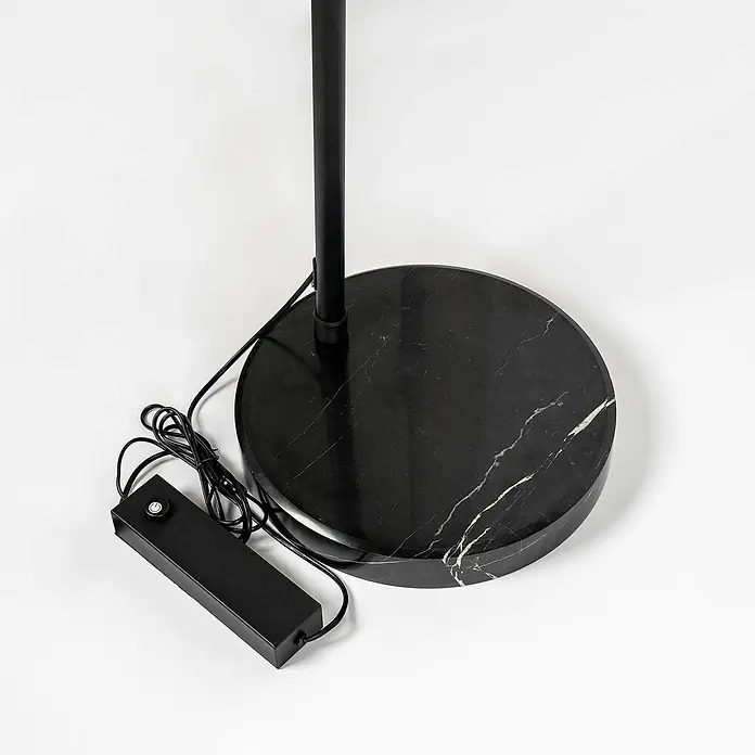 Lucande LED Stehlampe in schwarz, Bogenlampe Wohnzimmer -  - Schwarzer Marmor-Stehleuchtenfuß mit weißen Adern, schwarzem Metallstab und angeschlossenem Netzteil mit Kabel.