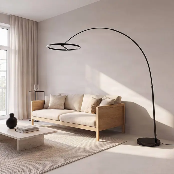 Lucande LED Stehlampe in schwarz, Bogenlampe Wohnzimmer -  - Schwarze Bogen-Stehlampe mit rundem LED-Kopf, über einem Sofa in einem modernen Wohnzimmer platziert.