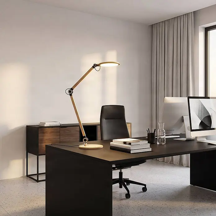 Lindby LED Schreibtischlampe in gold, dimmbar Tischlampe -  - Moderne Schreibtischlampe mit verstellbarem Holzarm und rundem LED-Kopf, beleuchtet einen Schreibtisch im Büro.