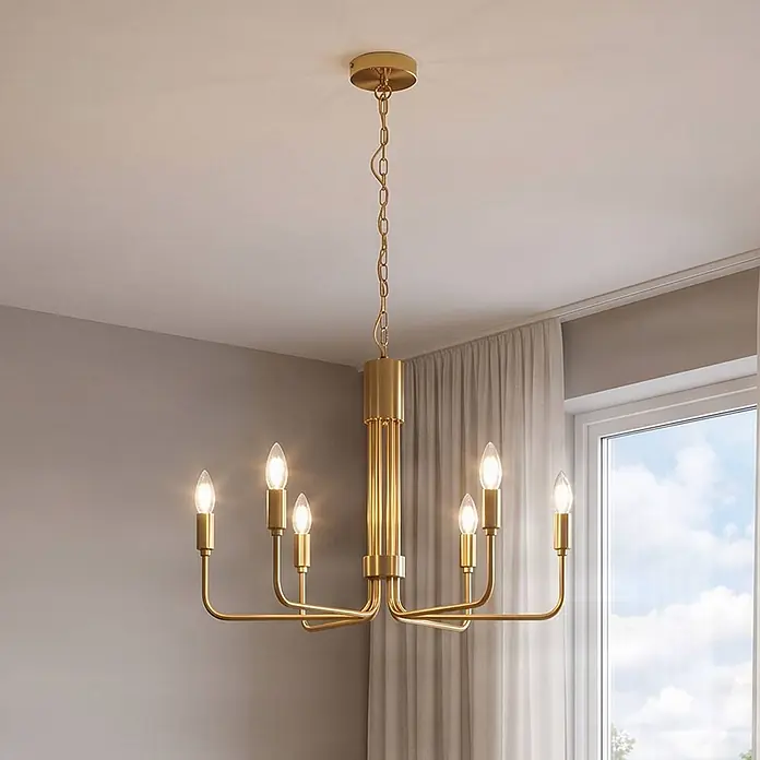 Lindby Kronleuchter in messing, Hängelampe Chandelier -  - Goldener sechslampiger Kronleuchter mit Kerzenlampen, der von der Decke hängt.