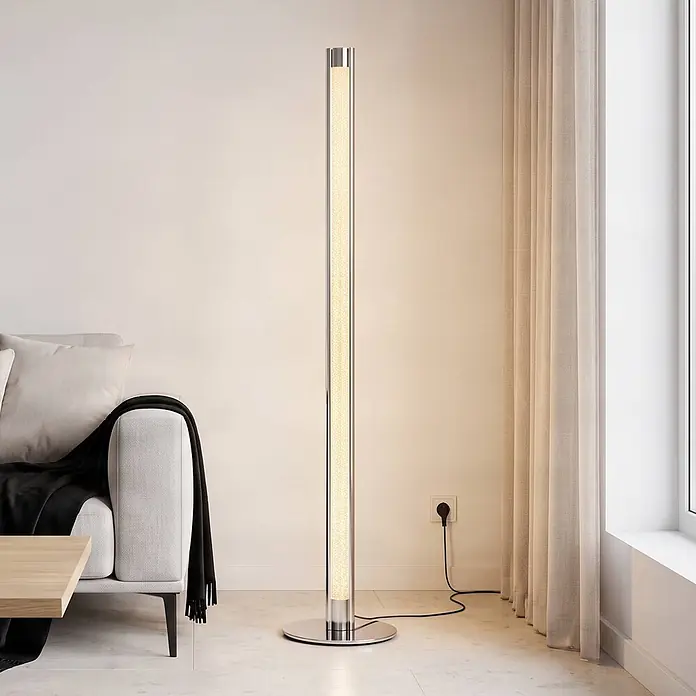Lindby RGB LED Stehlampe Wohnzimmer, Gaming Lampe, Ecklampe dimmbar -  - Hohe, schlanke Stehleuchte mit Chromsockel und beleuchteter Blasensäule, spendet Umgebungslicht in einem Wohnzimmer.