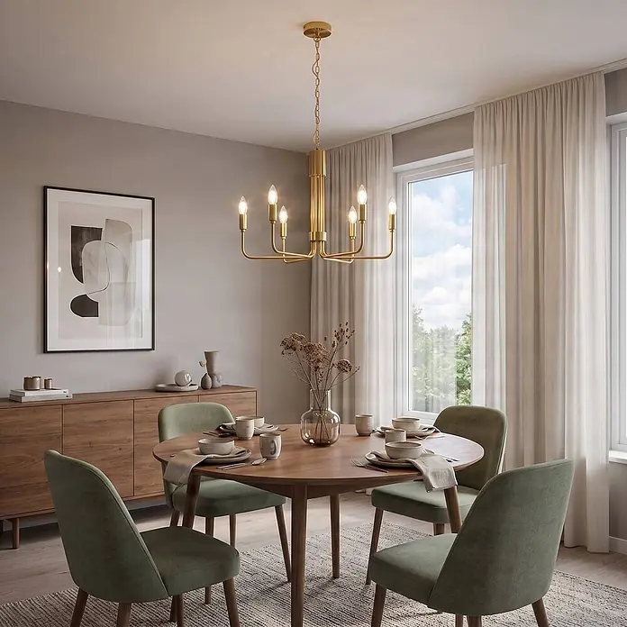 Lindby Kronleuchter in messing, Hängelampe Chandelier -  - Goldfarbener Metallkronleuchter mit sechs kerzenförmigen Lichtern, über einem Holztisch in einem modernen Esszimmer.