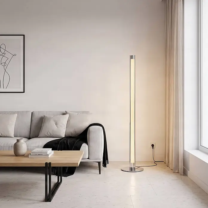 Lindby RGB LED Stehlampe Wohnzimmer, Gaming Lampe, Ecklampe dimmbar -  - Schlanke Stehlampe aus Chrom mit beleuchteter Röhre, die Umgebungslicht in einem modernen Wohnzimmer spendet.