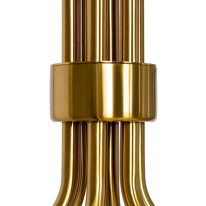 Lindby Kronleuchter in messing, Hängelampe Chandelier -  - Nahaufnahme einer glänzenden goldfarbenen zylindrischen Metallarmatur mit mehreren vertikalen Röhren.