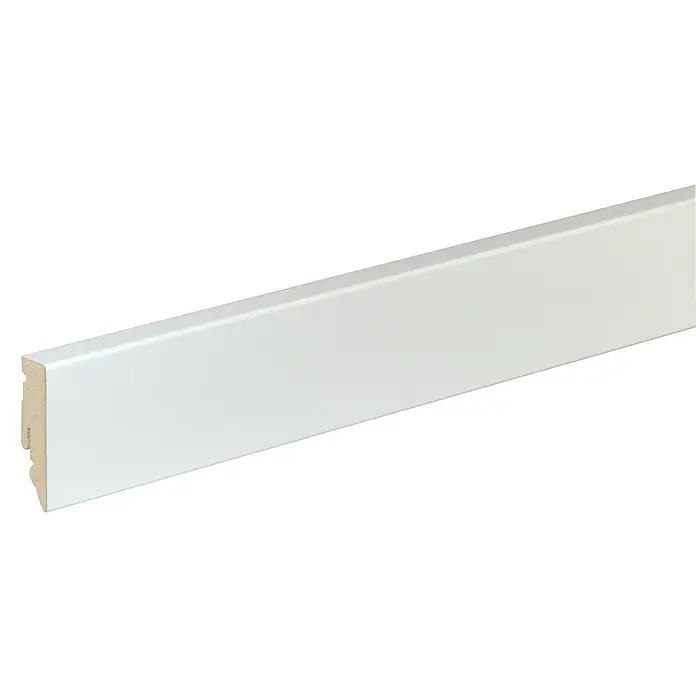 Profiles and more Sockelleiste FU51L Uni Weiß - 240 cm x 15 mm x 50 mm, MDF - Eine weiße, rechteckige Fußleiste, die zur Dekoration und zum Schutz der Wand entlang des Bodens dient. Sie ist glatt und modern.