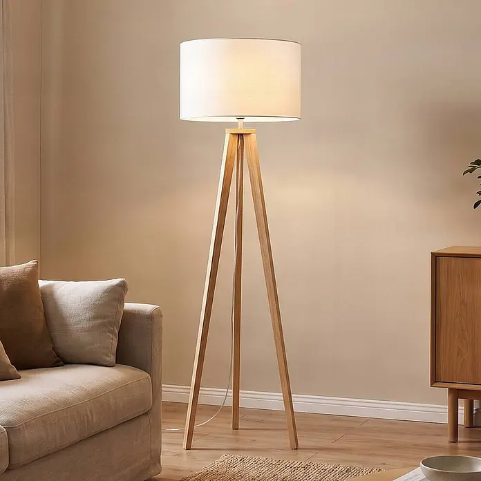 Lindby Stehlampe Dreibein Stoff weiß, Holz hell, mit Fußschalter - 