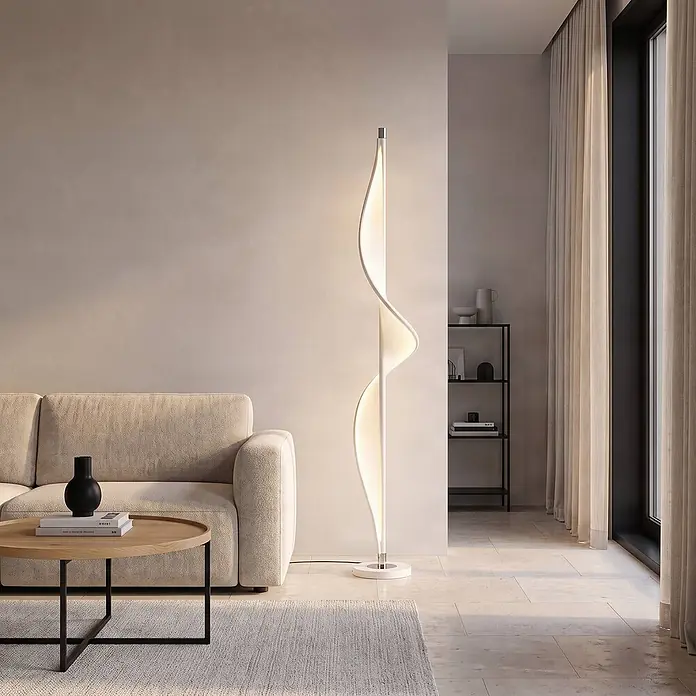 Lucande LED Stehlampe Wohnzimmer in weiß, chrom, Stehleuchte -  - Elegante weiße Spiralfußleuchte beleuchtet ein modernes Wohnzimmer.