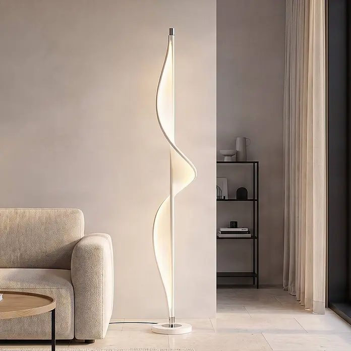 Lucande LED Stehlampe Wohnzimmer in weiß, chrom, Stehleuchte -  - Weiße LED-Stehleuchte in Spiralform beleuchtet ein modernes Wohnzimmer.