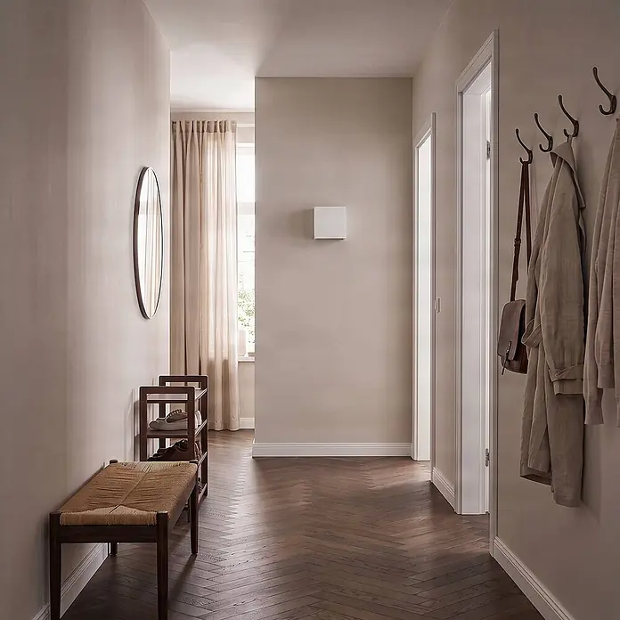 Lindby LED Wandleuchte innen in weiß, Wandlampe -  - Neutral getönter Flur mit Holzbank, Schuhregal, ovalem Spiegel und Garderobenhaken. Dunkler Fischgrätboden.