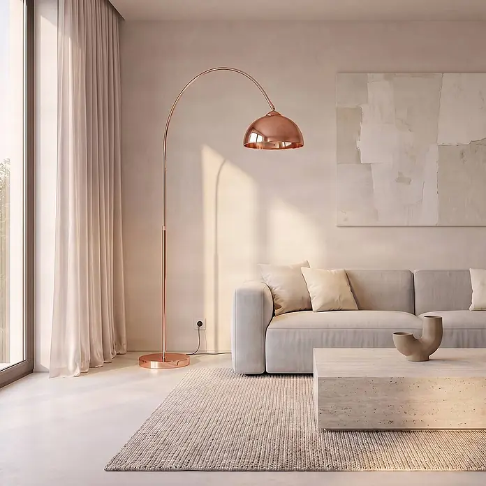 Lindby Stehlampe in kupfer, Bogenlampe Wohnzimmer -  - Geschwungene Bogen-Stehleuchte aus Kupfer mit Kuppelschirm, wirft warmes Licht in einem modernen Wohnzimmer.