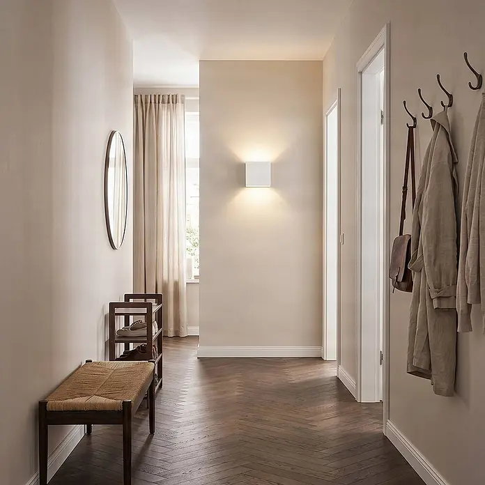 Lindby LED Wandleuchte innen in weiß, Wandlampe -  - Weiße quadratische Wandleuchte in einem Flur, die nach oben und unten leuchtet.