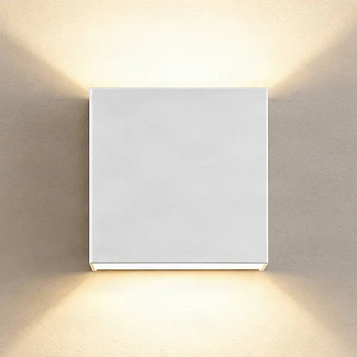 Lindby LED Wandleuchte innen in weiß, Wandlampe -  - Weiße, quadratische Wandleuchte, die eine strukturierte Wand nach oben und unten mit warmem Licht beleuchtet.