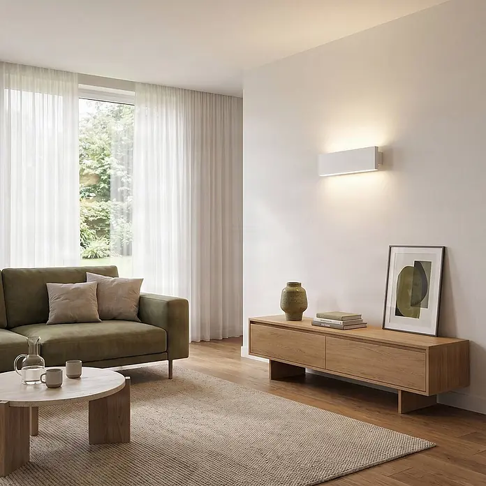 Lindby LED Wandleuchte innen in weiß, up down Wandlampe -  - Weiße rechteckige Wandleuchte an einer Wohnzimmerwand, die nach oben und unten beleuchtet.