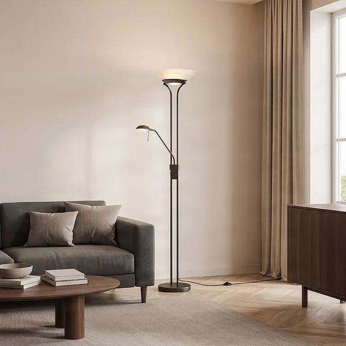 Lindby LED Stehlampe Wohnzimmer Deckenfluter dimmbar 183 cm rostfarben -  - Dunkelbraune Stehleuchte mit weißem Glas-Deckenfluter und verstellbarer Leselampe, neben einem Sofa.