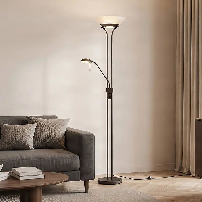 Lindby LED Stehlampe Wohnzimmer Deckenfluter dimmbar 183 cm rostfarben -  - Dunkle Stehlampe mit Deckenfluter und verstellbarer Leselampe, die ein modernes Wohnzimmer beleuchtet.