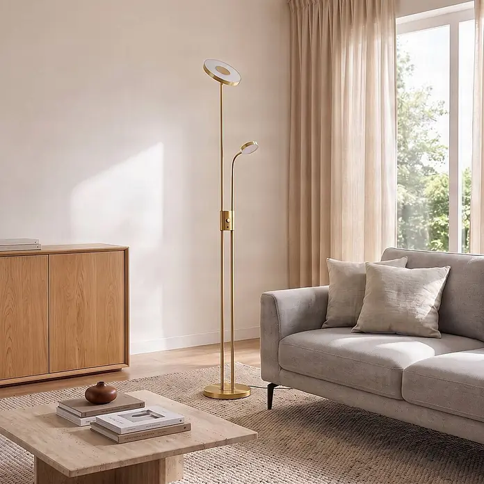 Lindby LED Deckenfluter in messing matt, dimmbar Stehlampe Wohnzimmer -  - Goldene Stehleuchte mit Deckenfluter und verstellbarer Leselampe in einem modernen Wohnzimmer.