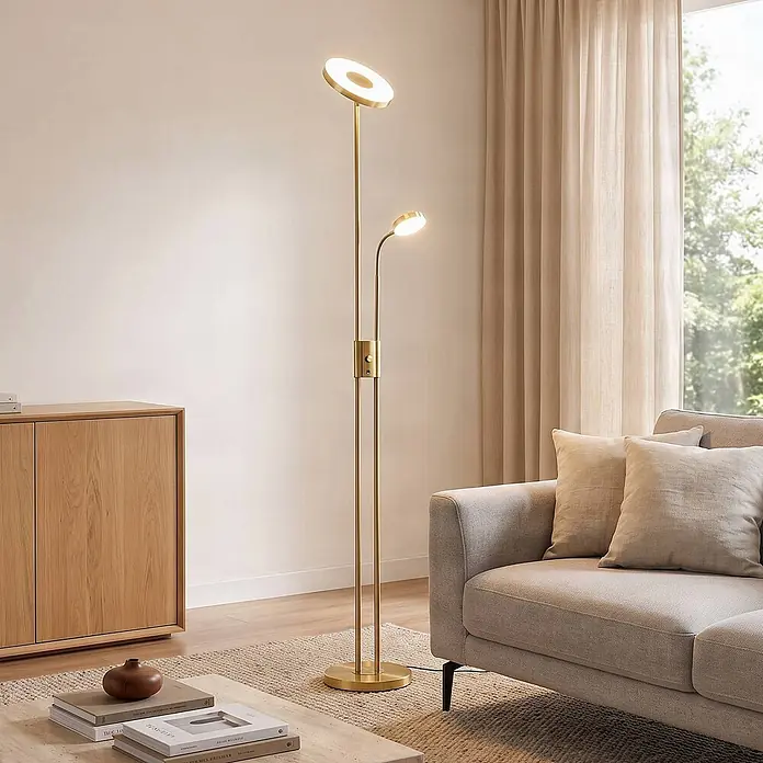 Lindby LED Deckenfluter in messing matt, dimmbar Stehlampe Wohnzimmer -  - Goldene Stehlampe mit zwei LED-Leuchten, einem großen Kreis und einem kleinen verstellbaren Spot, im Wohnzimmer.