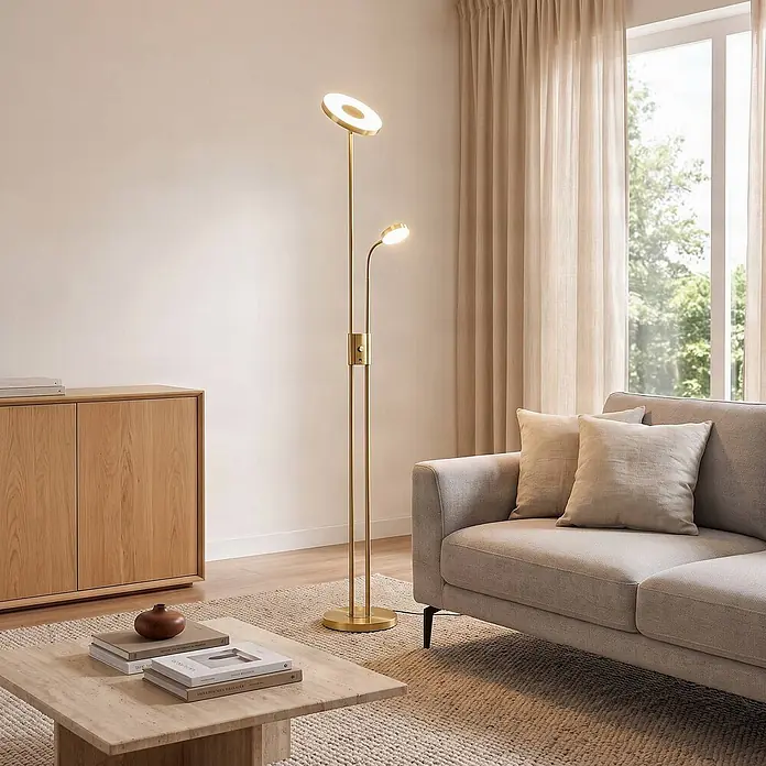 Lindby LED Deckenfluter in messing matt, dimmbar Stehlampe Wohnzimmer -  - Moderne goldene Stehlampe mit ringförmigem Hauptlicht und verstellbarer Leselampe in einem gemütlichen Wohnzimmer.