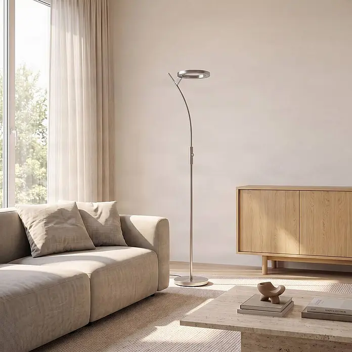 Lindby LED Stehlampe, Deckenfluter dimmbar mit Touchdimmer, warmweiß 3000K -  - Eine elegante silberne Stehleuchte mit kreisförmigem LED-Kopf steht neben einem Sofa in einem hellen Wohnzimmer.