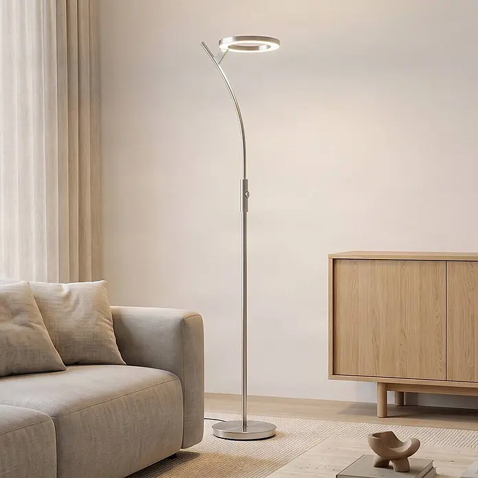 Lindby LED Stehlampe, Deckenfluter dimmbar mit Touchdimmer, warmweiß 3000K -  - Moderne silberne Stehlampe mit kreisförmigem LED-Kopf, beleuchtet ein Wohnzimmer. Elegantes, gebogenes Design.