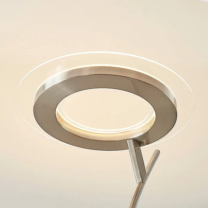 Lindby LED Stehlampe, Deckenfluter dimmbar mit Touchdimmer, warmweiß 3000K -  - Nahaufnahme eines modernen Leuchtenkopfes mit gebürstetem Silberring und klarem Acrylakzent, beleuchtet von einem inneren LED-Streifen.