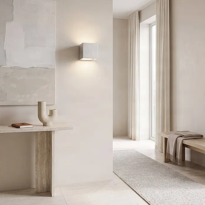 Arcchio Wandleuchte innen in aluminium, Wandlampe -  - Ein minimalistischer Eingangsbereich mit einer kubischen Wandleuchte, einem hellen Steinkonsolentisch und einer Holzbank mit Decke.