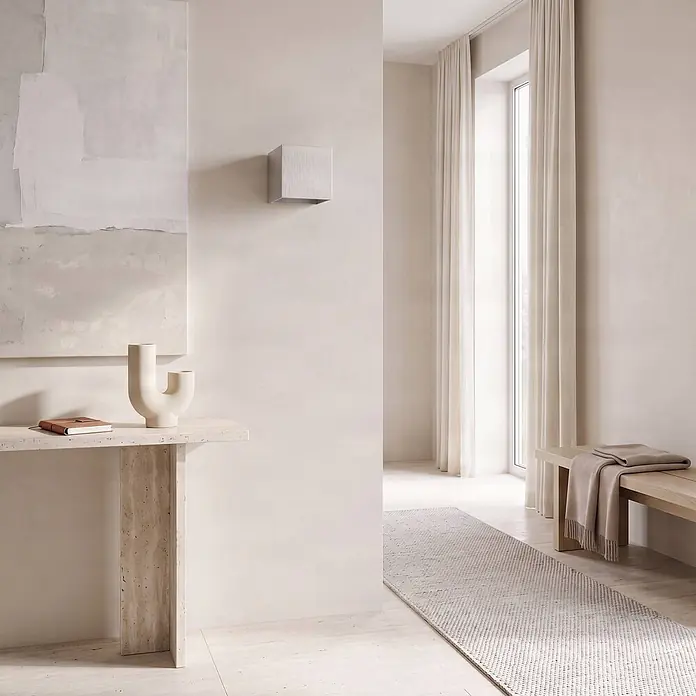 Arcchio Wandleuchte innen in aluminium, Wandlampe -  - Ruhiger, minimalistischer Flur mit heller Steinkonsole, einzigartiger Vase, quadratischer Wandleuchte, Holzbank und strukturiertem Teppich in neutralen Tönen.