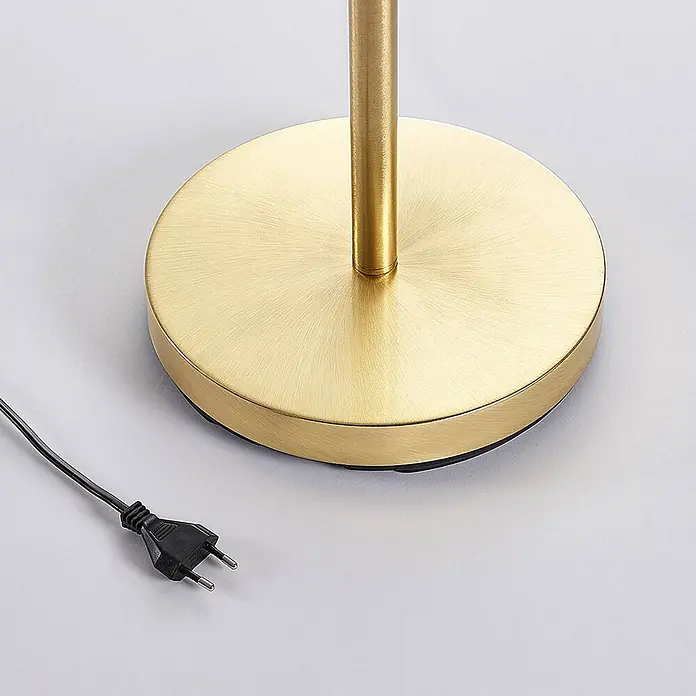 Lindby Stehlampe, Deckenfluter verstellbarer Lesearm, Standleuchte -  - Nahaufnahme eines runden Lampenfußes aus gebürstetem goldfarbenem Metall mit Stange und einem schwarzen Euro-Stecker mit Kabel.