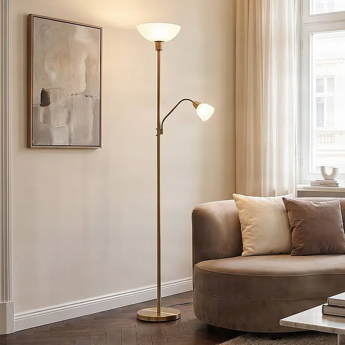 Lindby Stehlampe, Deckenfluter verstellbarer Lesearm, Standleuchte -  - Messingfarbene Stehleuchte mit Deckenfluter und verstellbarer Leselampe, die ein gemütliches Wohnzimmer beleuchtet.