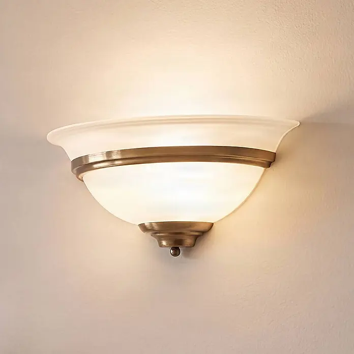 Lindby Wandleuchte innen in weiß satiniert, altmessing, Wandfluter -  - Wandleuchte in Antikmessing mit Milchglasschirm, die ein warmes Licht abgibt.