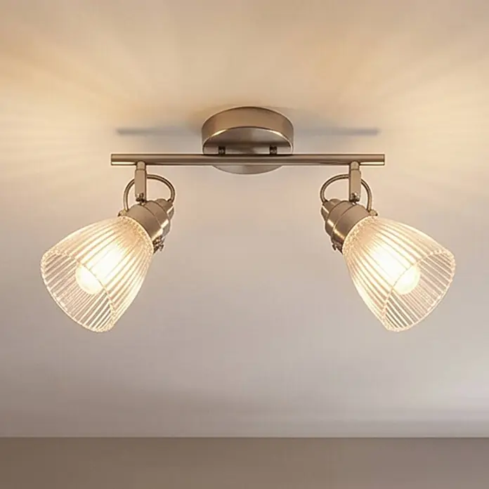 Lindby Wandleuchte innen in nickel matt, transparent, Wandlampe -  - Zweiflammiger Deckenstrahler aus gebürstetem Nickel mit klaren, geriffelten Glasschirmen, an der Decke montiert und beleuchtet.