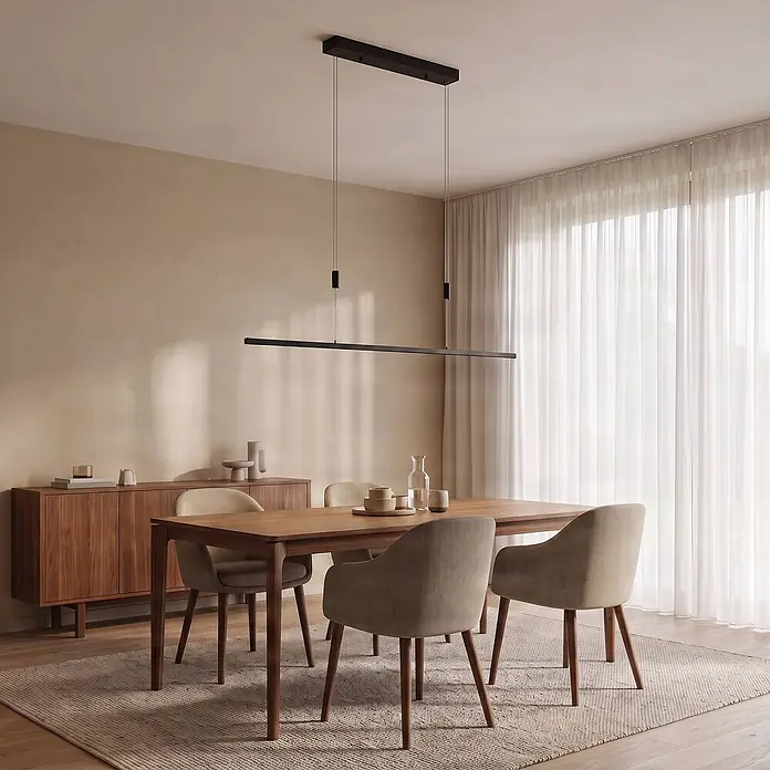 Lucande LED Pendelleuchte in schwarz matt, Hängelampe -  - Schlanke schwarze lineare Pendelleuchte über einem Holzesstisch in einem modernen Esszimmer.